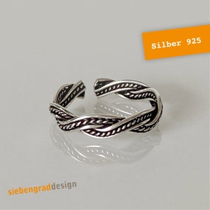 Könnte beinhalten: Ein silberner Zehenring mit geflochtenem Design. Der Ring ist aus 925er Sterlingsilber.