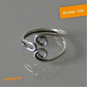 Könnte beinhalten: Ein silberner Ring mit einem einzigartigen, gedrehten Design. Der Ring ist aus 925er Sterlingsilber.