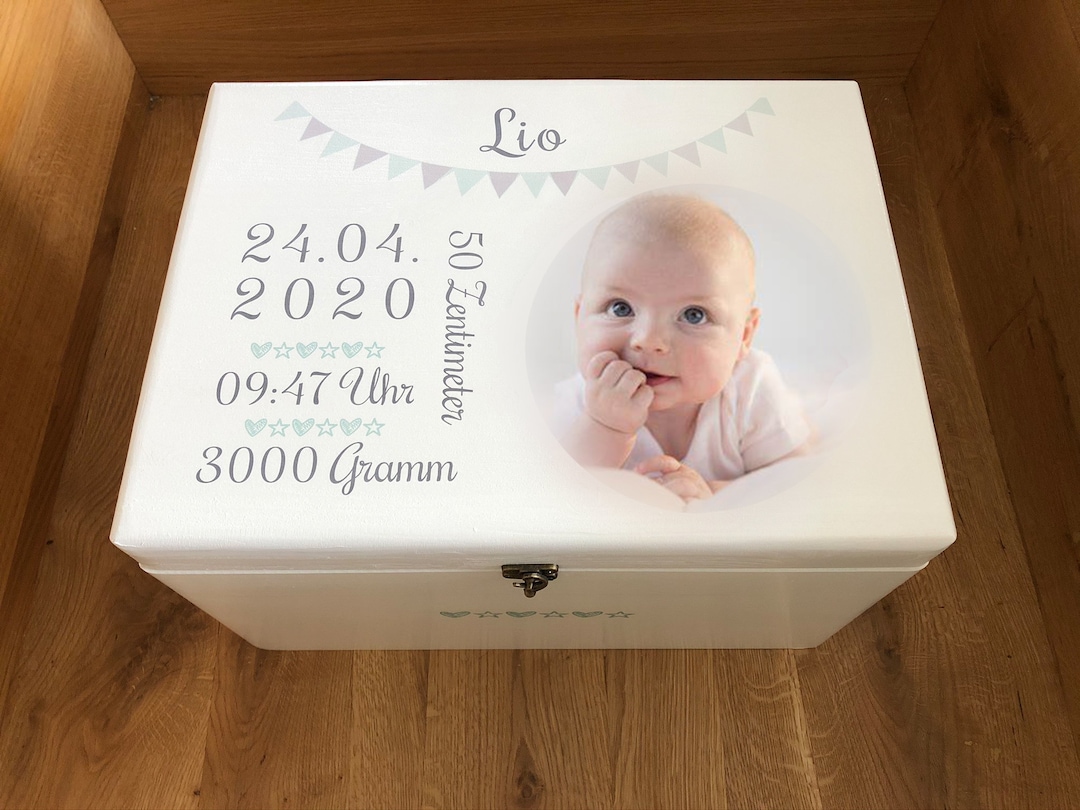 LARIFEE Baby Erinnerungskiste Personalisiert Mit Löwenmotiv - Große Holzkiste 40x30x23cm