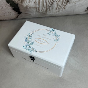 Caja de recuerdos de comunión blanca, zarcillos de flores, corona, floral, caja de recuerdos con fechas de nacimiento, regalo para nacimiento, bautismo o comunión imagen 1