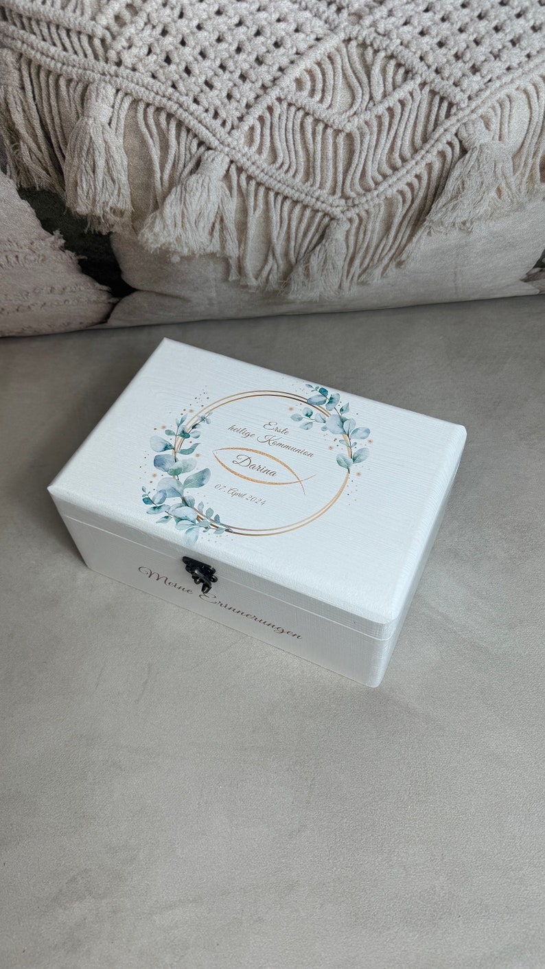 Caja de recuerdos de comunión blanca, zarcillos de flores, corona, floral, caja de recuerdos con fechas de nacimiento, regalo para nacimiento, bautismo o comunión imagen 1