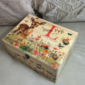 Erinnerungskiste mit Reh auf der Wiese mit Schmetterlingen, Bambi Motiv, Erinnerungsbox mit Namen und Geburtsdaten personalisiert Bild 1