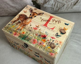 Erinnerungskiste mit Reh auf der Wiese mit Schmetterlingen, Bambi Motiv, Erinnerungsbox mit Namen und Geburtsdaten personalisiert