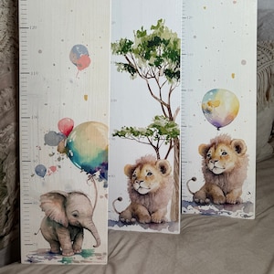 Kinder Messlatte, personalisier - Löwe in Savannen Landschaft, Löwe mit Luftballons, Elefant mit Luftballons, Idee Weihnachtsgeschenk