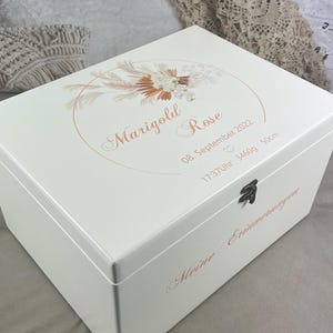 Caja de recuerdos para bebés grande blanca, zarcillos de flores, corona, floral, caja de recuerdos con fechas de nacimiento, regalo para nacimiento o bautismo