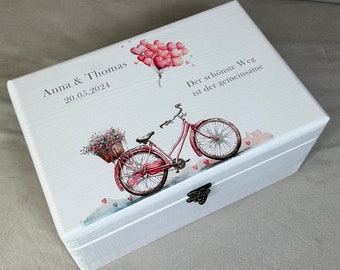 Hochzeitsbox mit Fahrrad und Blumen, mit Namen l Datum personalisiert,  Geschenk zur Hochzeit für Brautpaar, Verpackung aus Holz