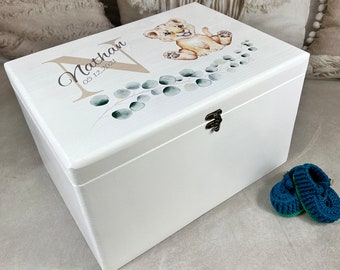 Memory box in white, motif lion with birth dates