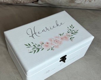 Erinnerungskiste mit Blumen als Geschenk zum Muttertag, mit Namen und Widmung personalisiert