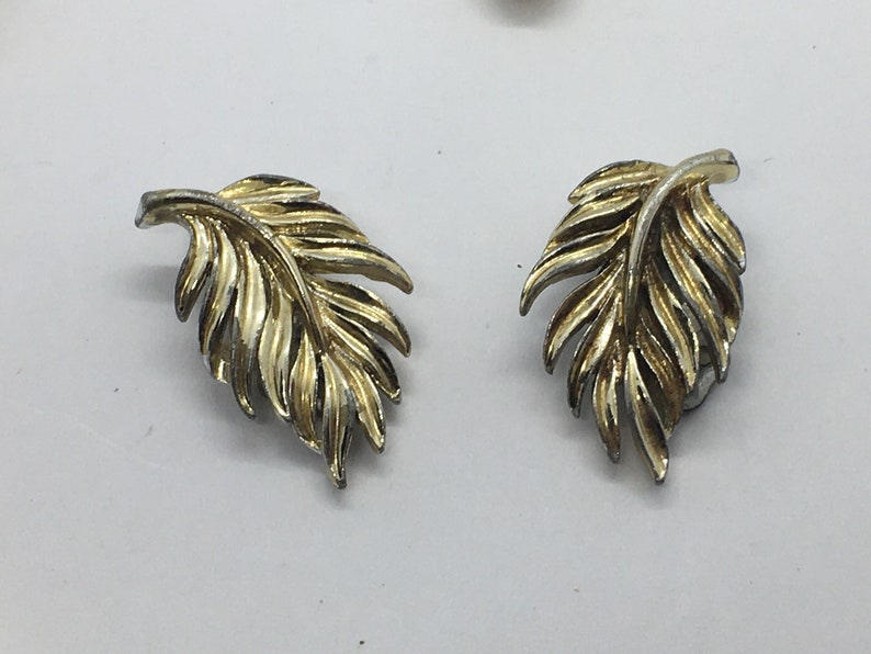 Lisner gold leaf clip earring and necklace set