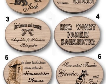 Namenschild aus Holz mit eingravierten Namen