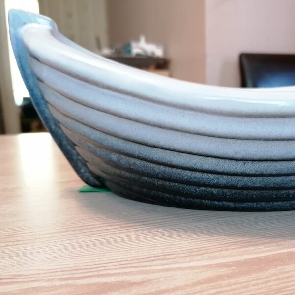 Nittsjö Keramik Suède bateau côtelé bleu en forme de bol bol de fruits / bol de service scandinave vintage ferme décor