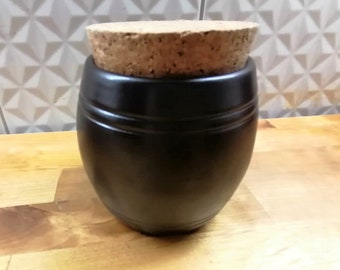 Höganäs Keramik Sweden Rustikales rundes Steinzeug-Gewürzglas mit Korkdeckel, mattbrauner Vorratsdose für die skandinavische Küche