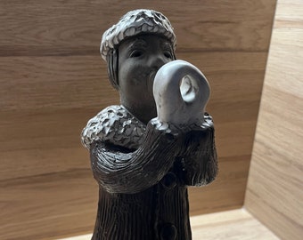 Handgemaakt aardewerk beeldje - Afrikaanse vrouw met mand, cultureel decoratief standbeeld.
