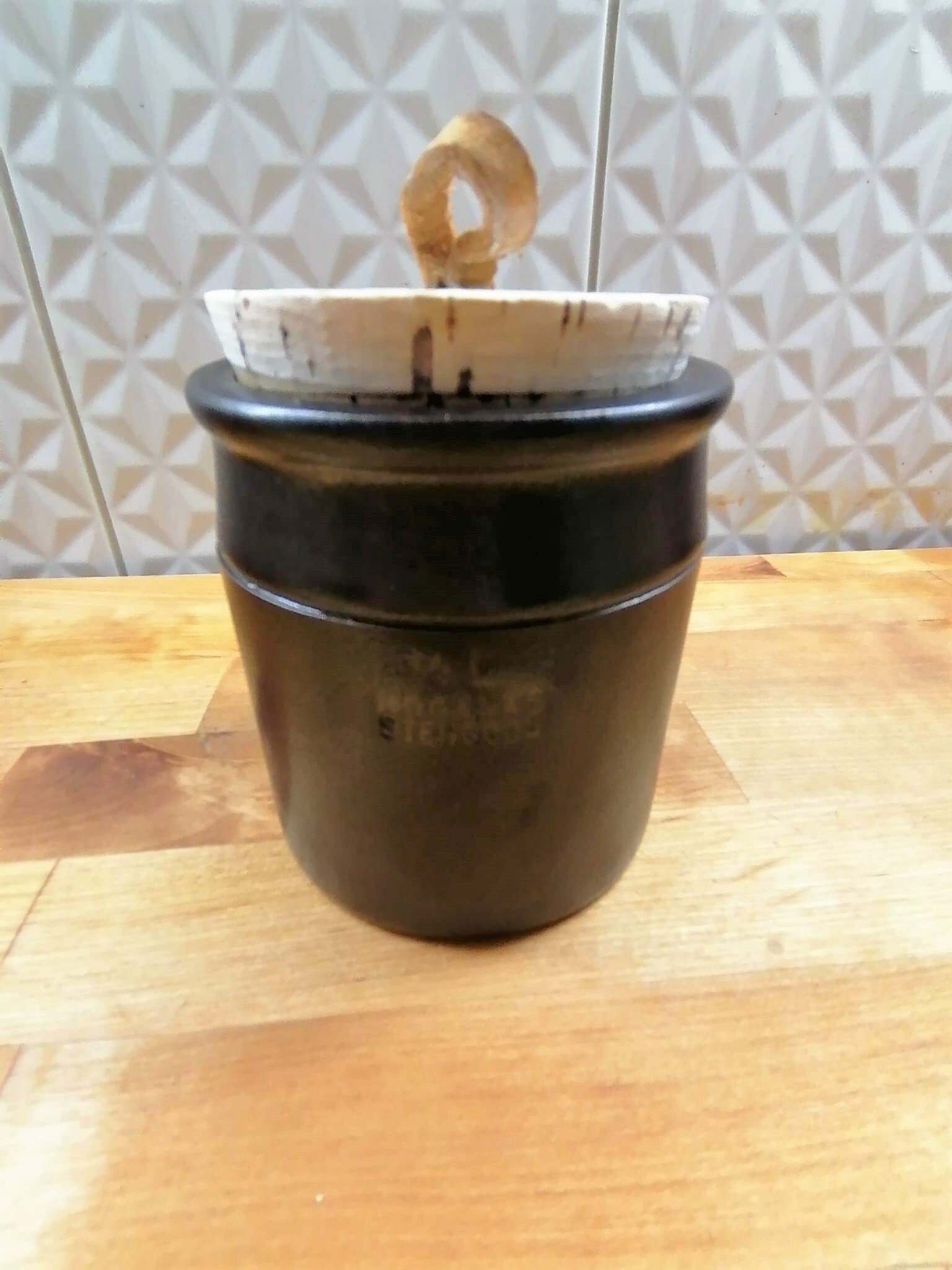 pot à épices rustique en grès höganäs keramik sweden avec couvercle liège et poignée cuir, rangement pour herbes aromatiques brun mat