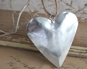 Bonito corazón de zinc con cordón de sisal 10 x 9 cm etiqueta colgante hoja de zinc corazón boda floristería decoración casa de campo en mal estado