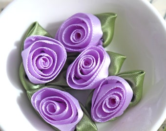 0,35Eur/St 5 grosse Satinrosen lila flieder Satinröschen Röschen 2/3,4cm Rose Rosebud Satinbandrose Applikation Nähen Basteln