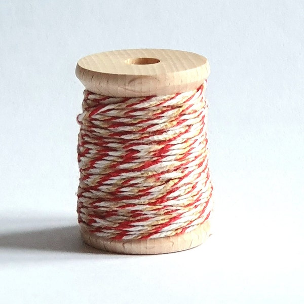 Spule mit Bakers Twine 1mm 3 farbig "scandi" rot creme weiß 10m Baumwollkordel Holzspule 4cm