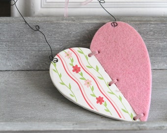 süßes Herz aus rosa Filz und weißem Holz mit Ranken Anhänger 10 x 9,5cm