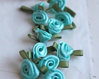 0,28Eur/St  10 kleine Satinrosen Aqua Türkis 1cm Satinröschen Röschen Rose Rosebud Satinbandrosen Blume Applikation Deko Nähen DIY RD