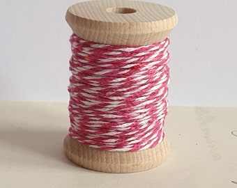 Spule mit Bakers Twine 1mm 2 farbig "pink" 10m Baumwollkordel Holzspule 4cm