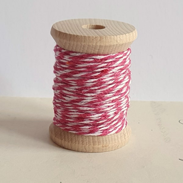 Spule mit Bakers Twine 1mm 2 farbig "pink" 10m Baumwollkordel Holzspule 4cm