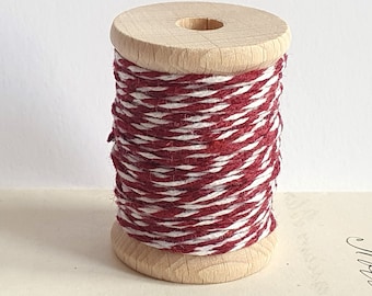 Spule mit Bakers Twine 1mm 2 farbig "bordeaux" 10m Baumwollkordel Holzspule 4cm dunkelrot