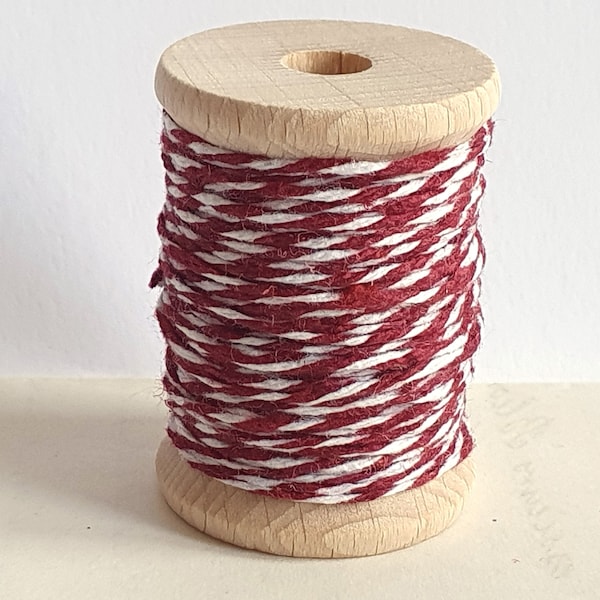 Spule mit Bakers Twine 1mm 2 farbig "bordeaux" 10m Baumwollkordel Holzspule 4cm dunkelrot