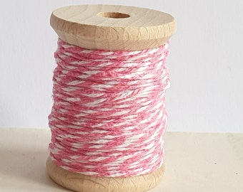 Spule mit Bakers Twine 1mm 2 farbig "rosa" 10m Baumwollkordel Holzspule 4cm