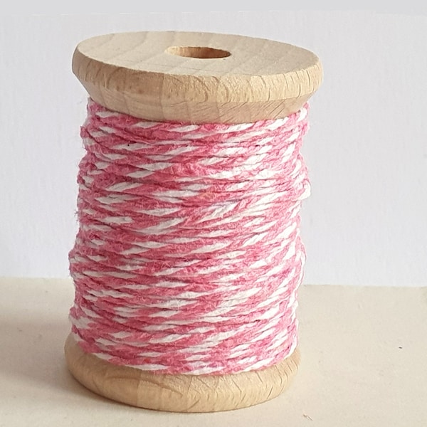 Spule mit Bakers Twine 1mm 2 farbig "rosa" 10m Baumwollkordel Holzspule 4cm
