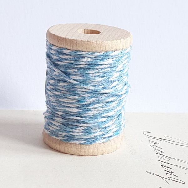 Spule mit Bakers Twine 1mm 2 farbig "hellblau" 10m Baumwollkordel Holzspule 4cm himmelblau blau