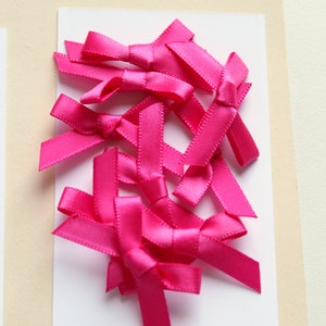 0,16Eur/St 10 Satinschleifen Schleifen Pink Cerise 3cm Dekoration Basteln DIY Schleifchen Scrapbooking Nähen Quilt Applikation P75 Bild 4