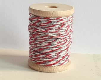 Spule mit Bakers Twine 1mm 3 farbig "shabby" rot grau weiß 10m Baumwollkordel Holzspule 4cm