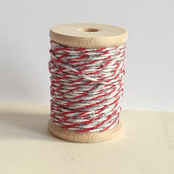 Spule mit Bakers Twine 1mm 3 farbig "shabby" rot grau weiß 10m Baumwollkordel Holzspule 4cm