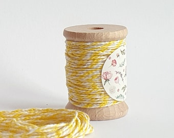 Spule mit Bakers Twine 1mm 2 farbig "gelb" 10m Baumwollkordel Holzspule 4cm buttercup