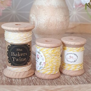 Bakers Twine auf Buchen - Holzspule gelb weiß Baumwollkordel (1)