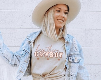 T-shirt occidental | Hey There Cowboy | T-shirt tendance | Cadeaux pour son | Bella Canvas T-shirt