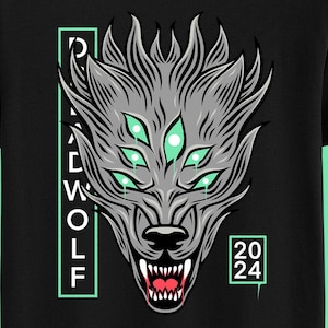 Puede incluir: Camiseta negra con un gráfico de lobo verde y gris. El lobo tiene cinco ojos y el texto "RADWOLF 2024" está impreso en la camiseta.