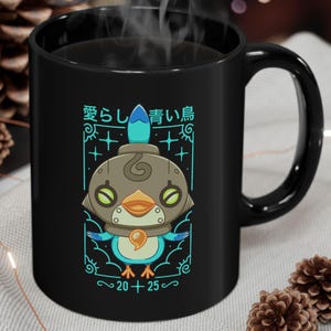 Può includere: Tazza in ceramica nera con un disegno di uccello dei cartoni animati e testo giapponese. L'uccello è blu, marrone e arancione, con un aspetto meccanico. La tazza ha un manico curvo. Lo sfondo è neutro.