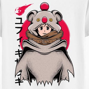 Puede incluir: Camiseta blanca con una ilustración de dibujos animados de un personaje con capucha y capa estilo koala, sobre un círculo rojo. Texto japonés a la izquierda. Un cometa rojo en la esquina superior izquierda. El diseño está impreso en una camiseta blanca.
