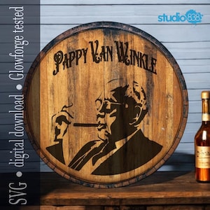 Pode incluir: Uma cabeça de barril de madeira com uma silhueta preta de um homem fumando um cachimbo. A cabeça do barril é decorada com o texto "Pappy Van Winkle".