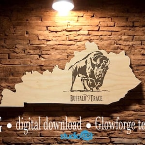 Kentucky Buffalo Trace Bourbon Whiskey-skylt i form av delstatsstil. SVG. Skär ut, gravera, fil. Digital nedladdning, testad med Glowforge och Xtool.