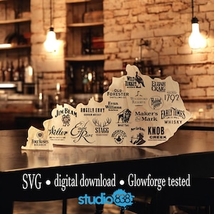 Puede incluir: Un recorte de madera del estado de Kentucky con los nombres y logotipos de varias marcas de bourbon, incluyendo Jim Beam, Wild Turkey, Maker's Mark y Four Roses. También se puede ver el texto "SVG digital download. Glowforge tested" y "studio 888".