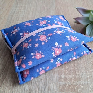 Blumige Bindentasche, Bindentäschchen mit rosa Blümchen, Bindenetui für unterwegs, Hygienetäschchen, Erste Periode Mädchen, Geschenk Frauen
