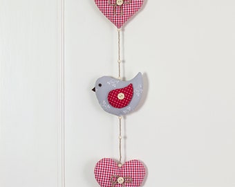 2 Herzen und 1 Vogel als Girlande aus Stoff ca.63cm im Landhausstil,grau/rot,Frühlingsdeko, Fensterdeko,Türdeko,Geschenk,Handmade