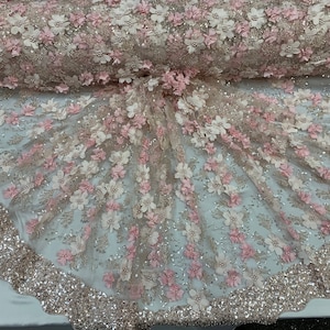 ライトピンクの花_ 縁にフェイクパール/スパンコールが付いたフローラル 3D フラワー ビーズ レース_ 刺繍入りハンド ビーズ メッシュ レース生地 1 ヤードあたり