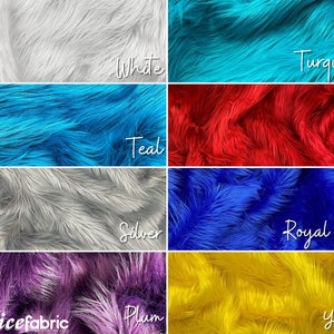 Op de afbeelding: Een raster van acht stalen van langpolige imitatiebontstof in verschillende kleuren. De kleuren zijn wit, turquoise, teal, rood, zilver, koningsblauw, pruim en geel. Elk gedeelte is gelabeld met de bijbehorende kleurnaam in een wit handschrift.