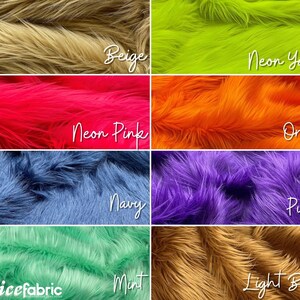 Op de afbeelding: Een raster van acht stalen van imitatiebont met lange haren in verschillende kleuren, waaronder beige, neongeel, neonroze, oranje, marineblauw, paars, mint en lichtbruin. Elk gedeelte is gelabeld met de bijbehorende kleurnaam in witte schrijfletters.