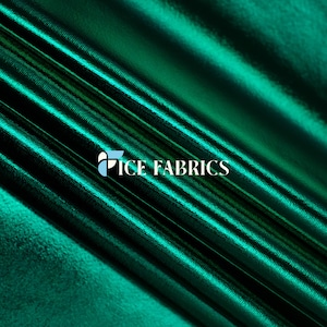 Könnte beinhalten: Smaragdgrüner Stoff mit metallischem Glanz. Der Stoff ist gefaltet, wodurch diagonale Linien und Schatten entstehen. Der Text "ICE FABRICS" ist weiß gedruckt.