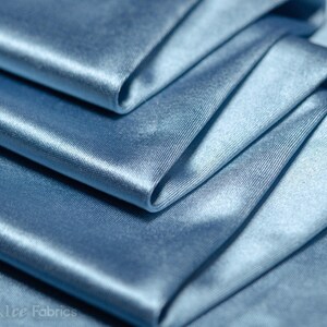 Tissu satiné spandex soyeux bleu ciel extensible dans 4 directions par mètre | Tissu satiné brillant | 60 po. de large | Spandex satiné épais et lourd | Casino de luxe image 2