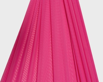 Pode incluir: Um tecido de malha rosa vibrante drapeado em dobras verticais, apresentando uma textura de grade fina e semitransparente. O canto inferior esquerdo exibe um logotipo com o texto ICE FABRICS em uma fonte sem serifa, parcialmente obscurecido por um gráfico curvo.